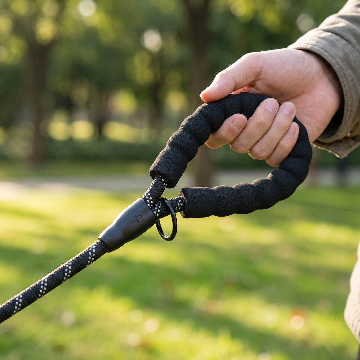 Soft padded handle in hand, waste bag ring